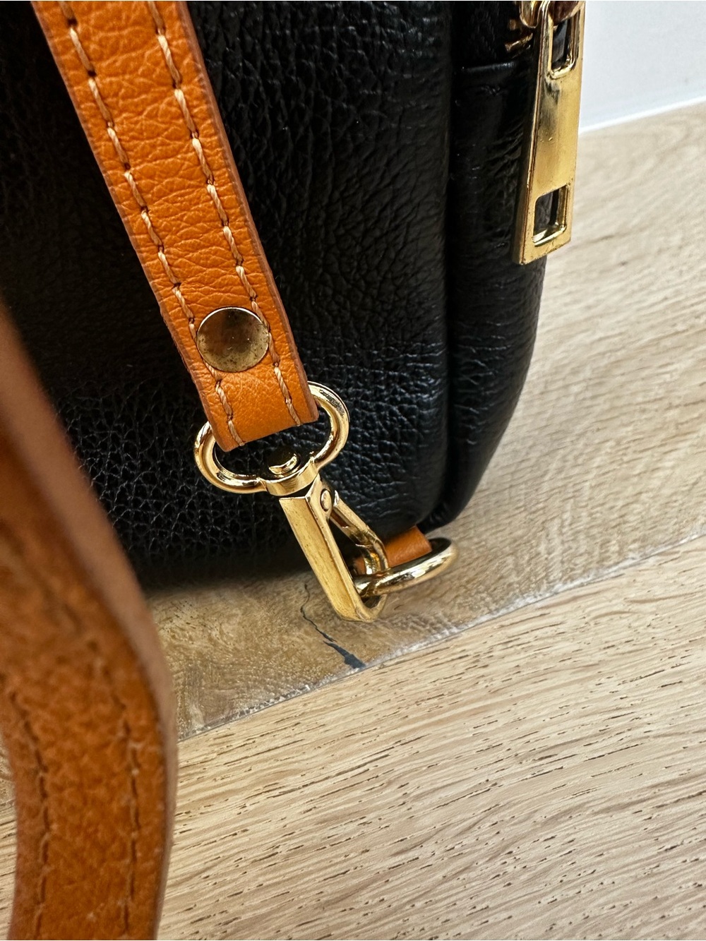 Divina Firenze Black Pebbled Leather convertible Mini backpack & Crossbody Bag - Picture 3 of 16